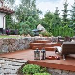 Górny kawowo-obiadowy, środkowy do leżakowania, a dolny do piknikowania i tańców.