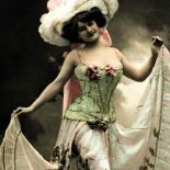 Gorset współczesny, fot. Hulton Archive/Flash Press Media/Getty Images