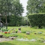 Gospodarz turlał coraz większe okazy do ogrodu i ustawiał w nieprzypadkowych miejscach, traktując jak rzeźby.