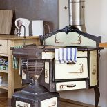 Gospodarz zbiera przydatne rzeczy z domów rozbieranych w okolicy.