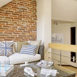 Gospodarz zlapał bakcyla do projektowania i wymyslił ściane z cegieł, które cierpliwie przynosił z łąk.