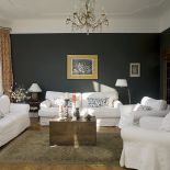 Gospodarze chcieli zachować charakter miejsca, ale nie zależało nam na skansenie. Dlatego dodali białe kanapy