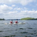 Gospodarze jeżdżą więc konno, pływają na długie dystanse, żeglują w sztormie, wiosłują. A potem oczyszczeni
