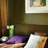 Gospodarze najchętniej kupują obrazy w galerii Katarzyny Napiórkowskiej. Nad łóżkiem wisi Akt Sergieja