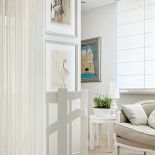 Gospodarze nie sa koneserami sztuki, ale kupują to, co im sie podoba. Na ścianach obraz Henryka Trojana i tancerki