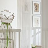 Gospodarze nie sa koneserami sztuki, ale kupują to, co im sie podoba. Na ścianach obraz Henryka Trojana i tancerki