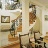 Gospodarze nie upierali się przy oryginalnych meblach z epoki, dlatego większość z nich to kopie.