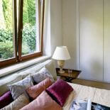 Gospodarze nie używają firanek, szkoda pięknych widoków i za dnia, i wieczorem.