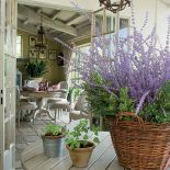 Gospodarze przenoszą tu wiklinowe kosze, donice, zioła.