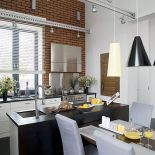 Gospodarze uwielbiają gotować. Architektka zaprojektowała dużą wyspę z dodatkowym zlewem i szerokim blatem.