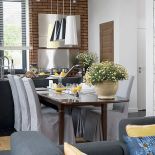 Gospodarze uwielbiają gotować. Architektka zaprojektowała dużą wyspę z dodatkowym zlewem i szerokim blatem.