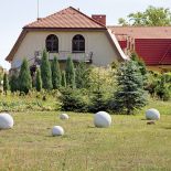 Gospodarze wymarzyli sobie takie miejsce, wymyślili raj. Żeby było nad wodą, żeby to była wieś lipą pachnąca.