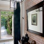 Gospodyni chce urządzić w holu kominek.