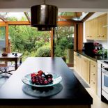 Gospodyni ma aż trzy piekarniki, w tym jeden olbrzymi, w amerykańskim stylu, w którym zmieści się wielki indyk.