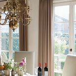 Gospodyni ma słabość do cegły, kamienia i staroci. Jest dyplomowanym antykwariuszem.