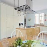 Gospodyni nie lubi kompletów dlatego przemieszała różne meble.