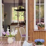 Gospodyni nie lubi kompletów dlatego przemieszała różne meble.