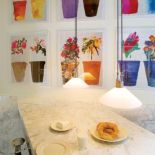 Gospodynie martwiła zbyt chłodna kuchnia. Stąd pomysł na urządzenie minigalerii roślin doniczkowych przy marmurowym blacie.