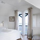 Gotyckie okna upodabniają dom do wytwornych komnat pałacu Amalienborg.