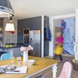 Graffiti-kolaż z fragmentów ulubionych komiksów i okładek płyt w przedpokoju.