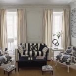 Graficzne wzory nadają klasycznemu salonikowi oryginalny wyraz. Bawełniane zasłony uszyte są z Tribeca Negro (213