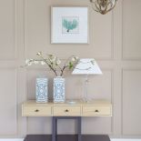 Grafika na ścianie i wazony ze sklepu Mint Grey. Konsola robiona na zamówienie.