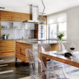 Grafitowy bazalt łagodzi palisandrowy fornir.