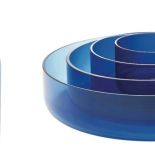 Niebieski wazon z mosiężną postarzaną obręczą, komplet szklanych misek z serii Stockholm 2017, Ikea.pl