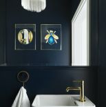 mała łazienka granatowa ze złotymi dodatkami