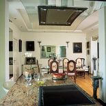 Granit shivakashi na kuchenny blat przywieziono z Indii. Ma aż 600 milionów lat- to z pewnością najstarsza rzecz w domu.