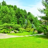 Granitowe ścieżki. Zieleń, kamień i woda