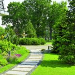 Granitowe ścieżki. Zieleń, kamień i woda