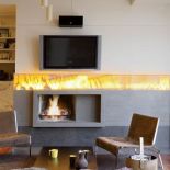 Granitowy kominek z onyksem. Kamienny pas wydaje się ciągle płonąć.