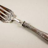 Grawerowany, posrebrzany widelec do serwowania ryb, Paryż, XIX w., www.antyki-urbaniak.pl