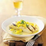 Grillowany halibut z salsą z mango i cytrusów