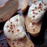 Grzanki z mozzarellą skropione dobrą oliwą i oprószone czerwonym pieprzem.