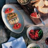 Grzanki z pastą grzybową, fasolową i z pomidorami.