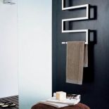 Grzejnik Serpent idealny jako wieszak i suszarka na ręczniki. Do wyboru stal nierdzewna szczotkowana, zwykła