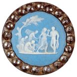 Guzik angielskiej firmy Wedgwood produkującej porcelanę, fot. East News