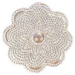 Guzik jak koronka, fot. Shutterstock.com