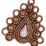 Guzik jak ozdobna broszka, fot. Shutterstock.com