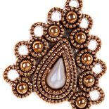 Guzik jak ozdobna broszka, fot. Shutterstock.com