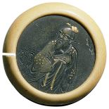 Guzik z japońskim mędrcem, fot. EK Pictures