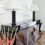 Gwiazdą salonu jest czarna komoda. Modernistyczna willa w lesie