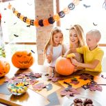 Przygotowywanie halloweenowych dekoracji to dobra okazja do spędzenia czasu z dziećmi.