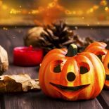 Małe ozdobne dynie to ciekawy patent na halloweenowe dekoracje do domu.