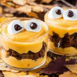 Oczy w deserach halloweenowych mogą być zrobione z pianek marshmallow.