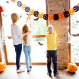 Pod sufitem mogą zawisnąć girlandy z papierowych dyni.
