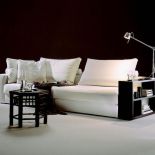 Harry z podłokietnikiem, który jest jedfnocześnie półką na książki. Pokrowce można zdjąć do prania. Cena- od 9970 do