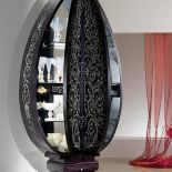 Hebanowa witryna firmy Carpanelli w kształcie mauretańskiego jajka ozdobiona jest ornamentami z macicy perłowej i